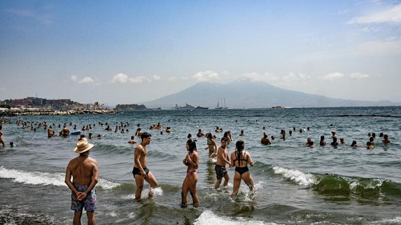 Bagnanti in spiaggia a Posillipo, Napoli
