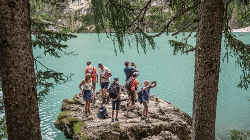 Turisti scattano foto su uno scoglio sul lago di Braies (Bolzano).&nbsp;Luigi Narici
