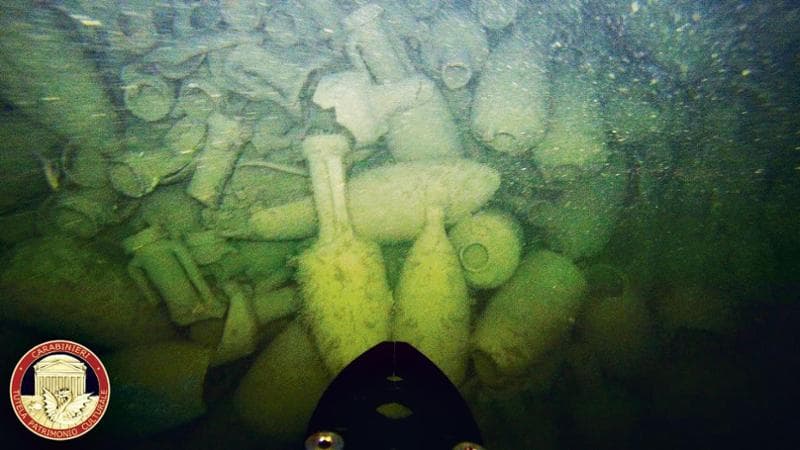 Le anfore mai così intatte: quel tesoro in fondo al mare che svela le rotte dei romani