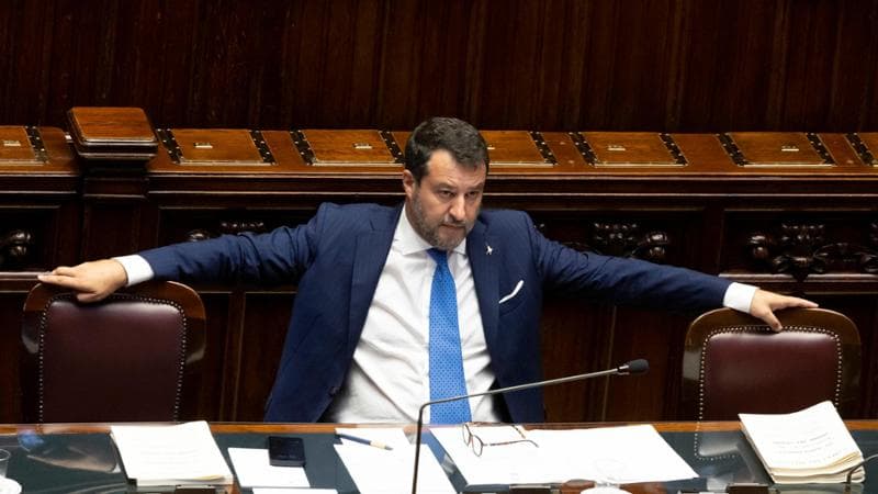 Dalla felpa all’abito blu, la metamorfosi di Salvini per scavalcare Meloni e riprendersi la scena