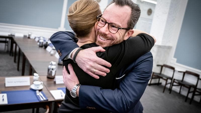 L&rsquo;abbraccio&nbsp;fra la premier danese,&nbsp;Mette Frederiksen,&nbsp;e il suo vice&nbsp;Jakob Ellemann-Jensen,&nbsp;&nbsp;che &egrave; ministro&nbsp;

della Difesa. Getty Images
