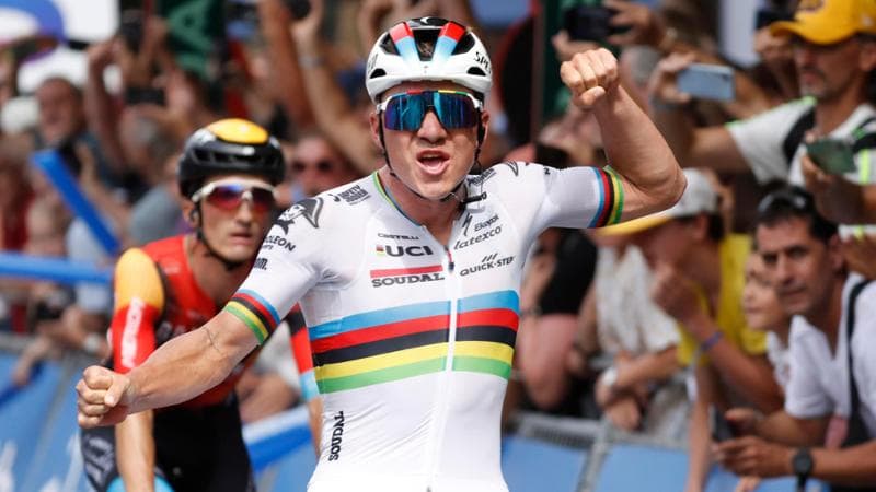 Ciclismo, Evenepoel colpisce ancora: terza vittoria alla Clasica di San Sebastian