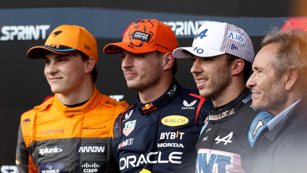 Il podio della sprint race del Gp del Belgio. Da sinistra: Piastri (2&deg;), Verstappen (1&deg;), Gasly (3&deg;)
