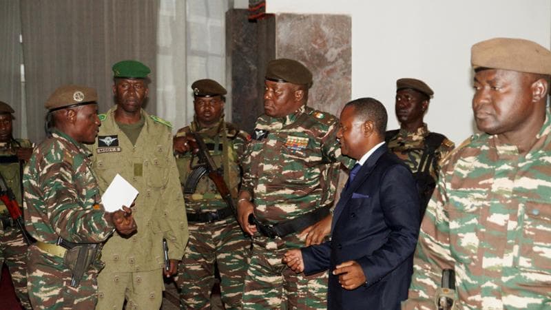 Niger, golpisti isolati. Usa e Ue tagliano gli aiuti: “Liberate il presidente”