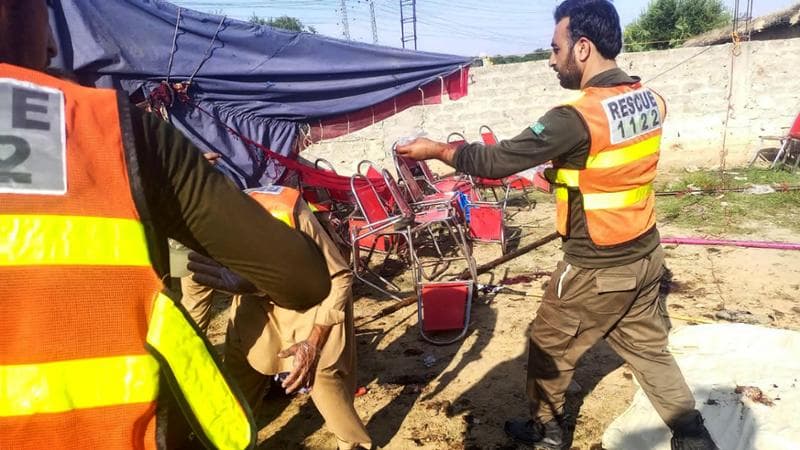 Pakistan, bomba a raduno politico: almeno 45 morti