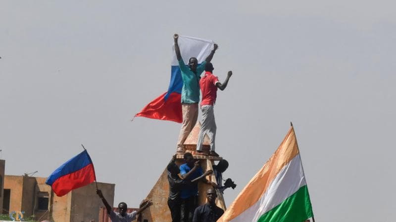 Manifestanti in Niger con la bandiera russa&nbsp;
