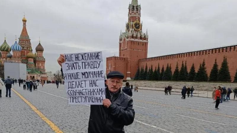 Oleg Orlov, co-presidente&nbsp;di Memorial, in una protesta per la pace in Ucraina
