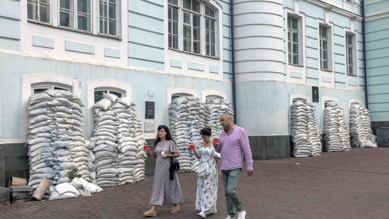 Sacchi di sabbia a protezione di un edificio a Kiev
