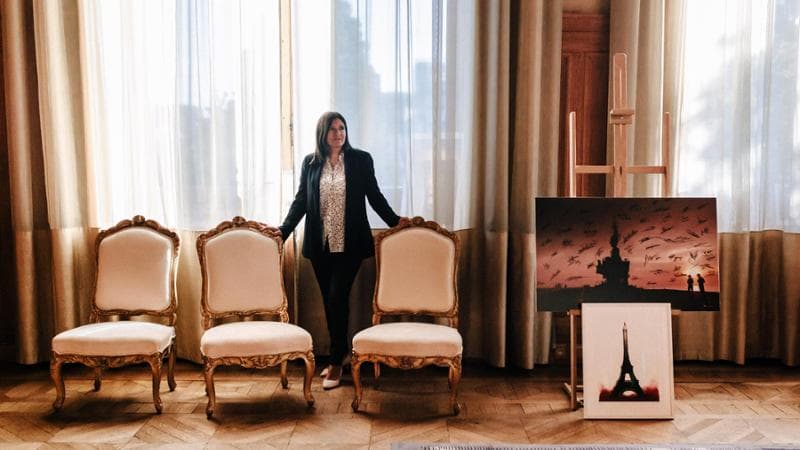 La sindaca di Parigi Anne Hidalgo, nel suo studio. Andrea Mantovani \ New York Times
