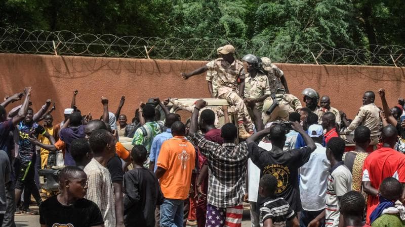 Niger, al via oggi l’evacuazione dei cittadini francesi. Tajani: “Volo speciale per i connazionali”