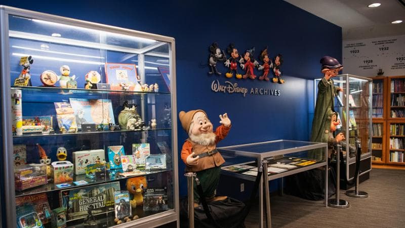 Sveglie, videogiochi, action figures e altri rarissimi gadget legati ai film Disney conservati negli Archivi di Los Angeles.

