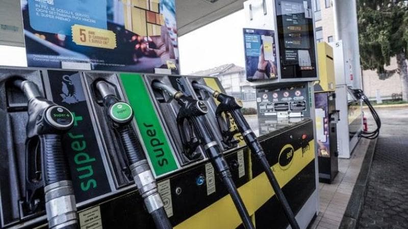 Da oggi niente più segreti sui carburanti, al via i cartelloni coi prezzi della benzina. Vediamo dove costa di più