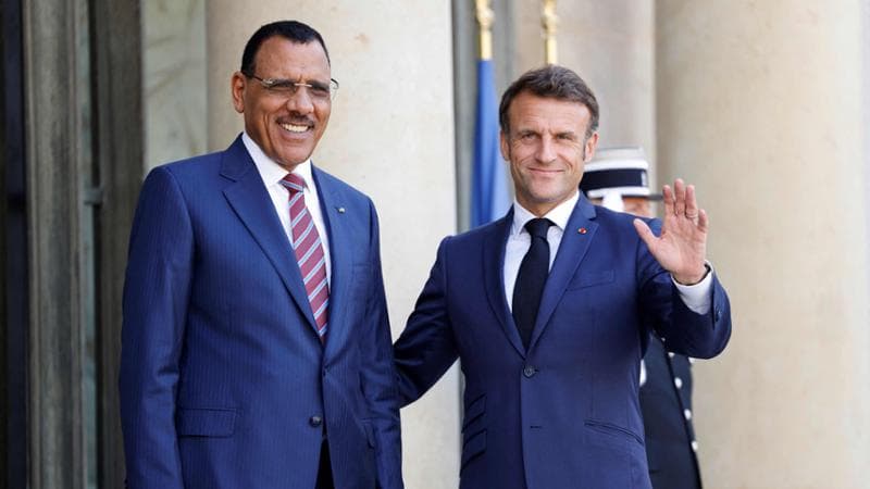 Il presidente francese Emmanuel Macron e il suo omologo del Niger Mohamed Bazoum a Parigi
