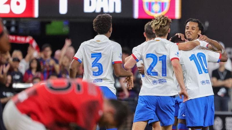 Ansu Fati festeggiato dai compagni dopo il gol
