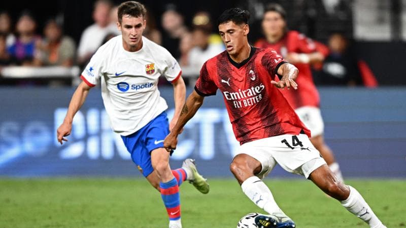 Tijjani Reijnders in azione contro il Barcellona
