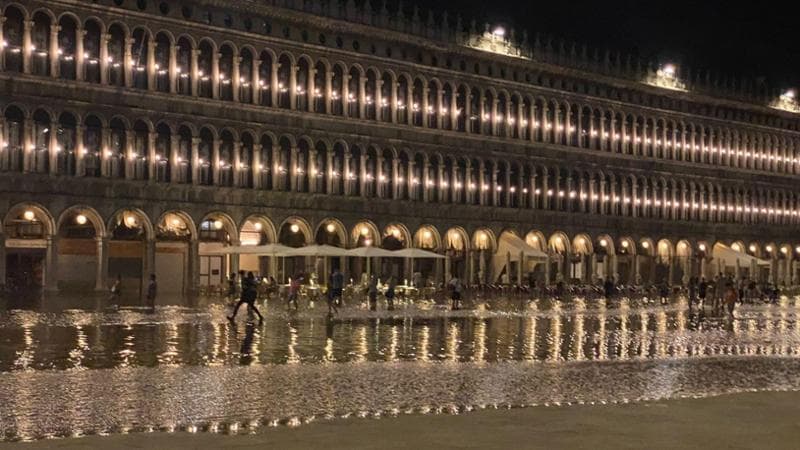 Acqua alta a Venezia ad agosto: è la terza volta dal 1872. In piazza San Marco impazzano i selfie con i piedi a mollo