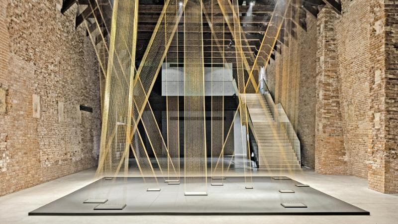 Lygia Pape, Tt&eacute;ia 1, C (2003-2017): fili d&rsquo;oro&nbsp;e d&rsquo;argento intersecano&nbsp;lo spazio&nbsp;della sala espositiva&nbsp;della mostra&nbsp;di Venezia
