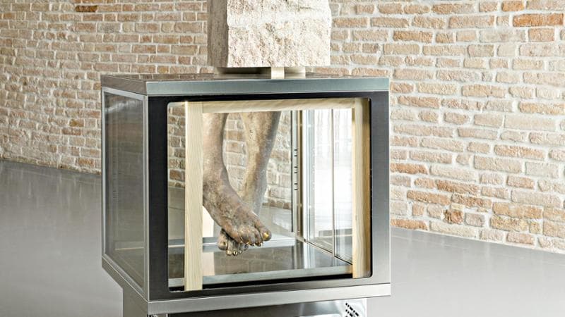 Danh Vo, Untitled, (2021): nella scultura, un frigorifero contiene&nbsp;il calco dei piedi di Heinz Peter Knes, posti come quelli&nbsp;di Cristo&nbsp;sulla croce
&nbsp;
