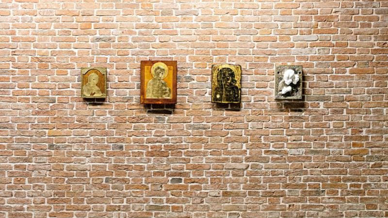 &Eacute;tienne Chambaud, Uncreature&nbsp;e Stase, (2022): l&rsquo;artista ricopre le icone religiose di oro&nbsp;e materiali stampati in 3D, alterandone&nbsp;la percezione

