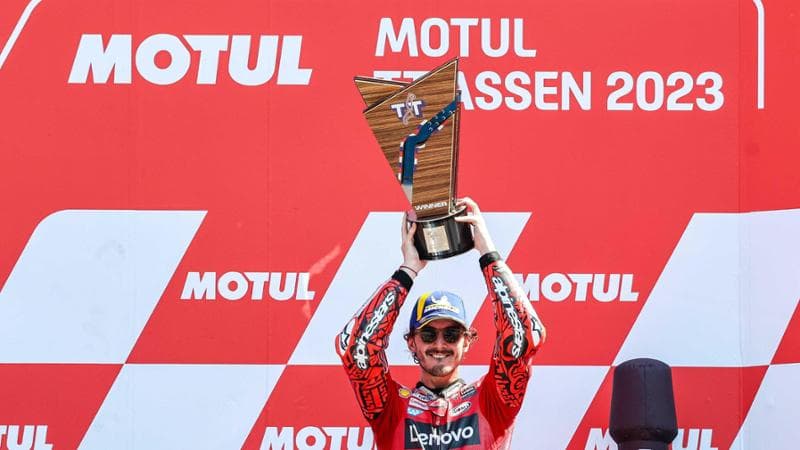 Pecco Bagnaia festeggia la vittoria a Assen
