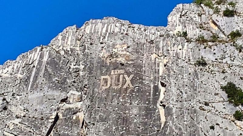 A Villa Santa Maria, provincia di Chieti, sulla roccia del monte Penna &egrave; riapparsa la scritta DUX
