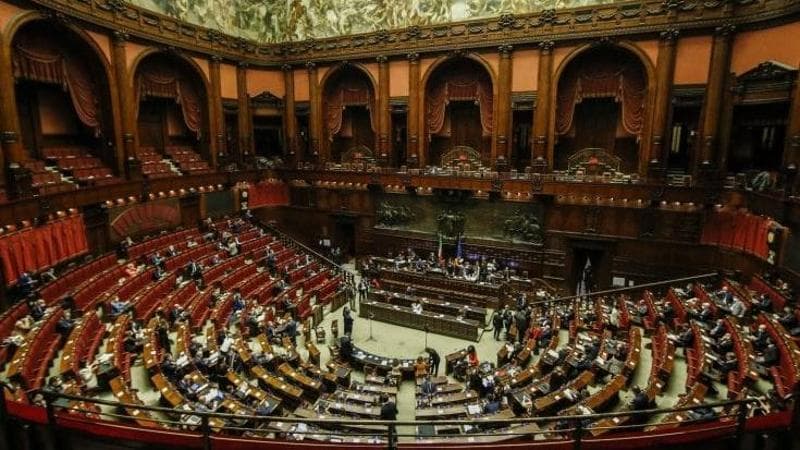 Bagarre alla Camera sul dress code: saltano stop a scarpe da ginnastica e obbligo di cravatta voluti da FdI. I 5S: “Non è questo il decoro”