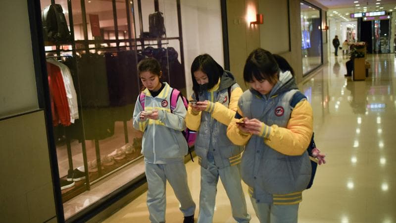 Cina, massimo due ore di telefono al giorno per i minorenni. Il Partito contro la dipendenza dagli smartphone