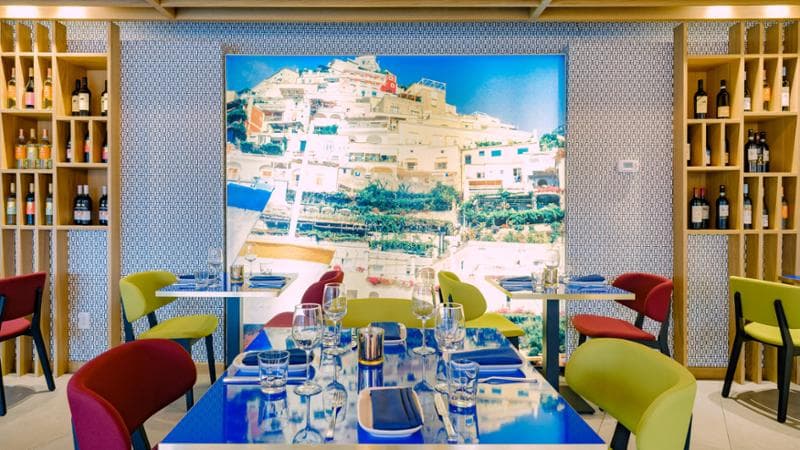 I pannelli retroilluminati permettono ai clienti di vivere un tour virtuale di Positano&nbsp;
