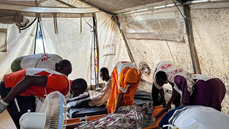 Ciad, i feriti arrivano qui per sfuggire alle violenze in Sudan: migliaia di persone attraversano il confine verso Adré, nella parte orientale del Paese
