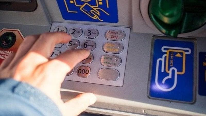Sempre meno bancomat la marcia indietro dal 2012