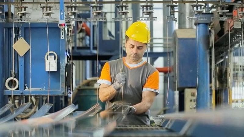 Un operaio al lavoro in uno stabilimento Dfv

