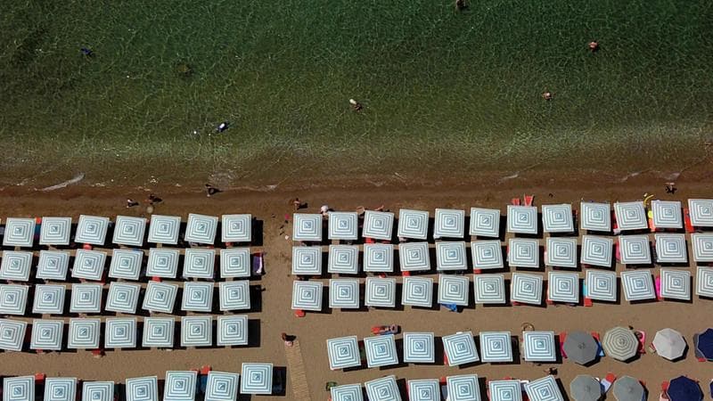 Grecia, la “rivolta degli asciugamani” contro i balneari: “Spiagge occupate per difendere lo spazio pubblico”