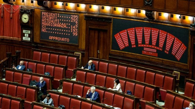 Imbarazzi, silenzi, sospetti. L’ombra dell’inchiesta sul dossieraggio sulle vacanze dei deputati