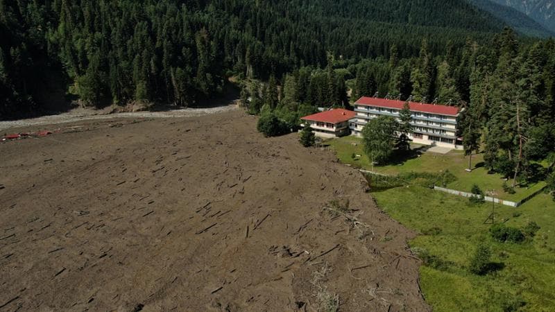 Georgia, frana travolge un hotel a Shovi: almeno 11 morti e 25 dispersi