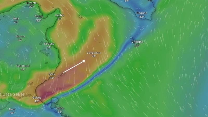 Ciclone nel Mediterraneo, venti barchini nella tempesta. Appello di Alarm phone: “Soccorreteli, non sopravviveranno alla notte”