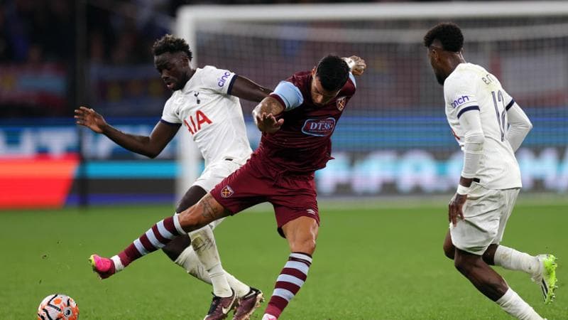 Scamacca in azione durante un'amichevole tra West Ham e Tottenham
