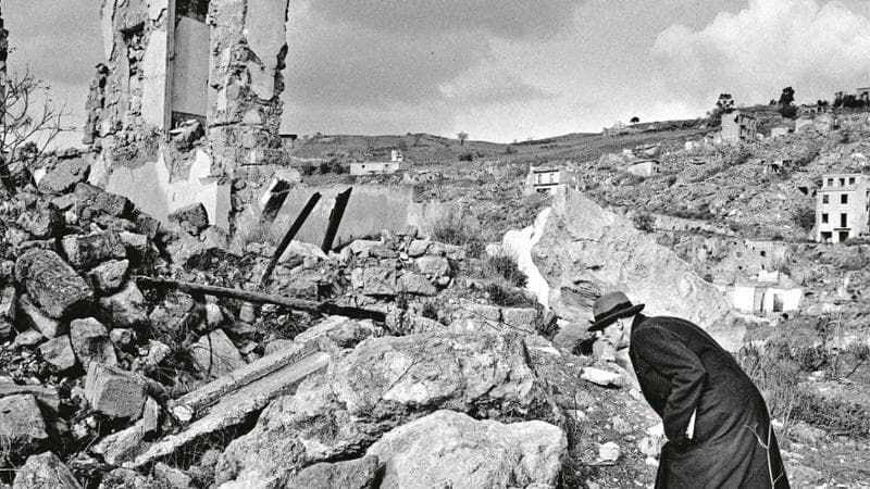 L'artista Joseph Beuys tra i ruderi di Gibellina in una foto di Mimmo Jodice
