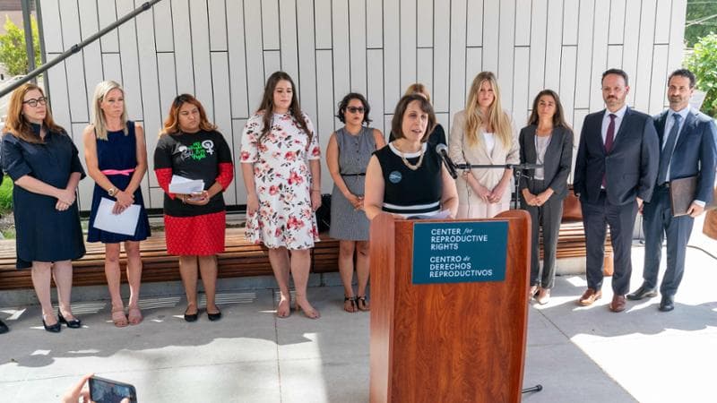 Usa, nel Texas anti-aborto la sentenza di una giudice difende le donne: “Lecito interrompere la gravidanza se la vita della madre è a rischio”