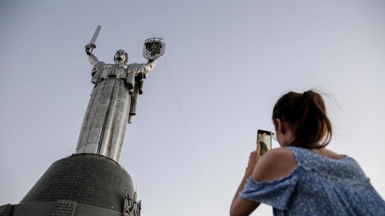 Lo stemma ucraino viene installato al posto di quello sovietico sul monumento alla Madrepatria a Kiev
