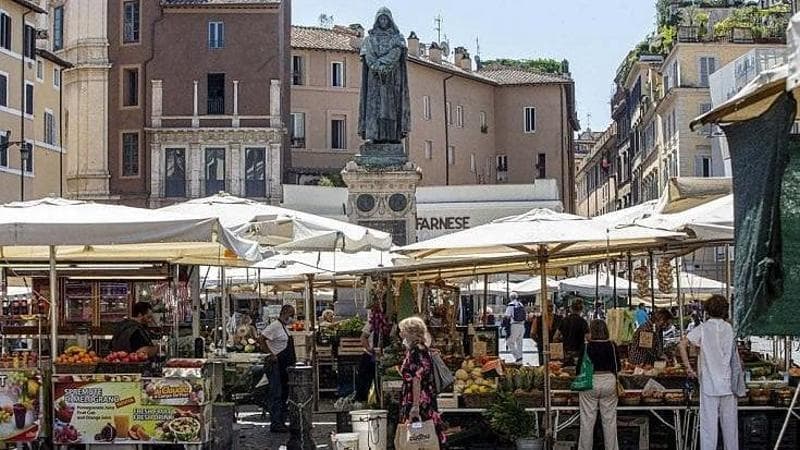 In Italia 160 mila “bancarelle” e il 57% degli ambulanti è straniero