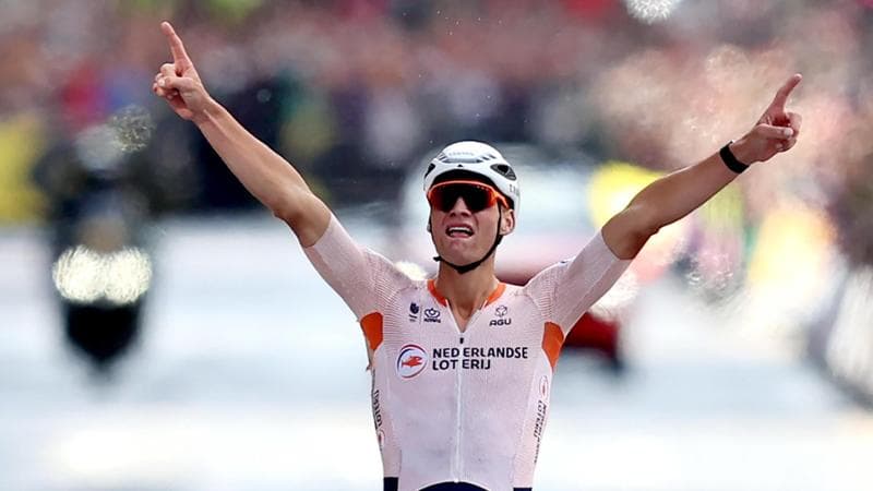 Van Der Poel a braccia alzate al traguardo
