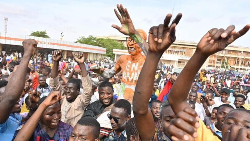 Niger, 30mila sostenitori dei golpisti si radunano allo stadio prima della scadenza dell’ultimatum