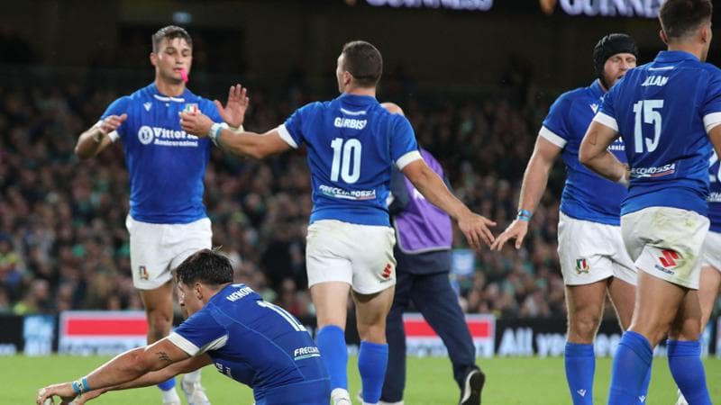 Menoncello festeggiato dai compagni dopo la meta all'Irlanda
