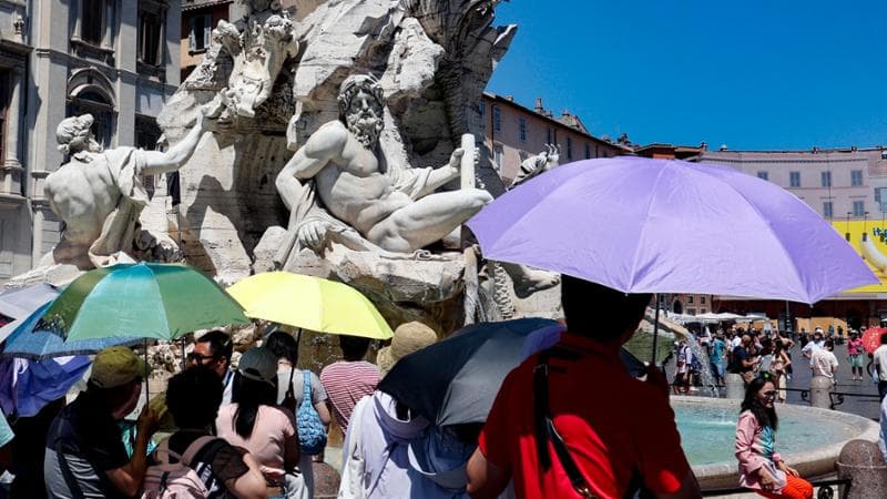 Roma, turisti cercano riparo&nbsp;dal caldo con gli ombrelli
