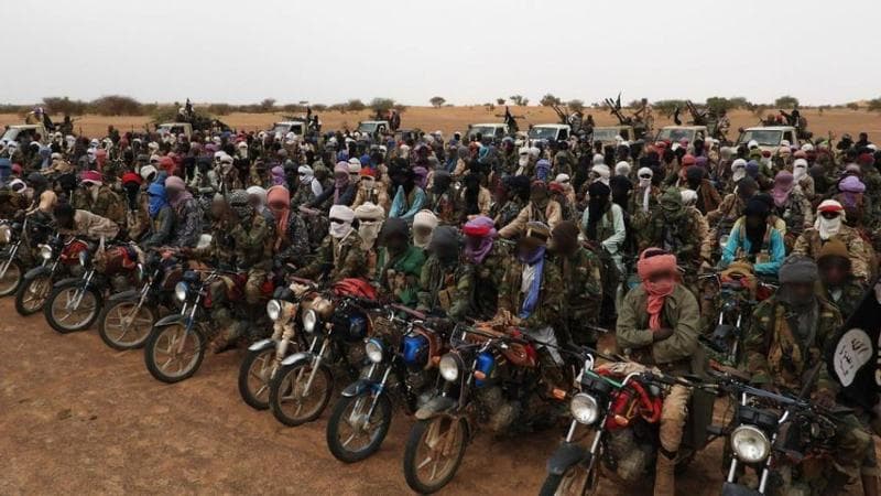 Combattenti dello Stato Islamico nel Sahel durante il giuramento al nuovo leader
