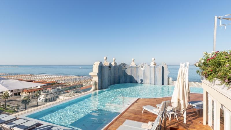 La vista della spiaggia e della passeggiata di Viareggio dalla piscina del Principe di Piemonte
