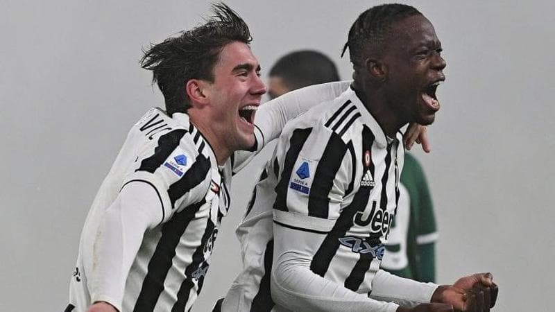 Zakaria esulta con Vlahovic dopo il gol al Verona

