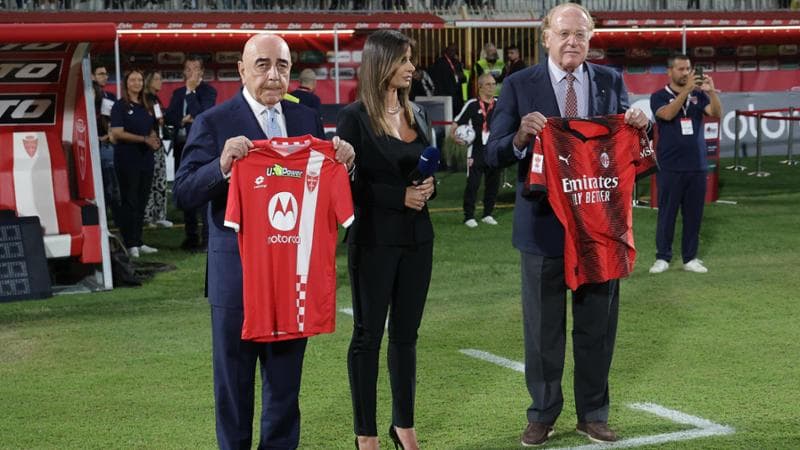 Adriano Galliani e Paolo Scaroni con le maglie di Monza e Milan dedicate a Berlusconi
