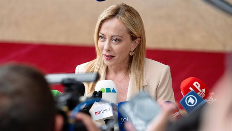 Meloni difende gli extraprofitti sulle banche e frena sul salario minimo: “Rischia di peggiorare la situazione, ma confrontiamoci”. Il Pd: “Cerca l’incidente?”
