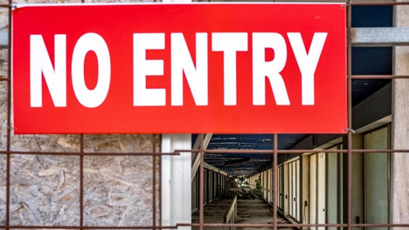 Un'indicazione di divieto d'ingresso nell'aeroporto abbandonato di Nicosia
